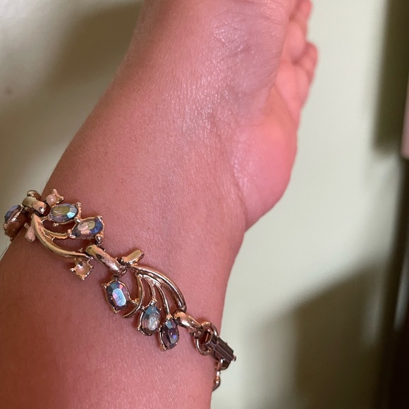 Elegant unsigned Coro Gold, Pearl and Blue AB stone Bracelet - Picture 3 of 8